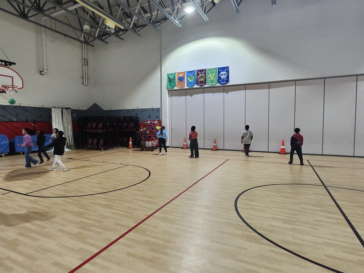 NNPSHPE's tweet photo. Students in Mr. Green’s classes at @gses_929 working at various stations to improve muscular and cardiovascular endurance.
#elementaryPE #PhysEd #stationwork #cardio #muscularendurance #stayactive #stayhealthy https://t.co/4V37bwN4U3