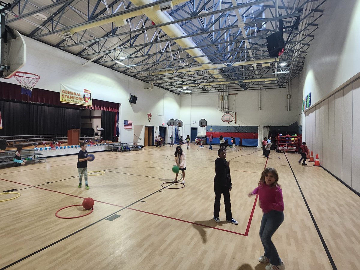 NNPSHPE's tweet photo. Students in Mr. Green’s classes at @gses_929 working at various stations to improve muscular and cardiovascular endurance.
#elementaryPE #PhysEd #stationwork #cardio #muscularendurance #stayactive #stayhealthy https://t.co/4V37bwN4U3