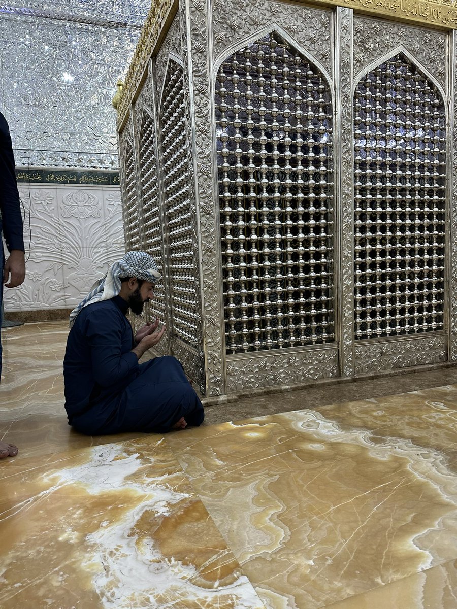 بغداد شہر دی کیا نِشانی
اُچِیاں لمِیّاں چِیڑاں ہُو

تن من میرا پُرزے پُرزے
جِیوں درزی دِیاں لِیراں ہُو

لِیراں دی گل کفنی پاساں،
رَلساں سنگ فقیراں ہُو

شہر بغداد دے ٹُکڑے منگساں، 
کرساں مِیراں !مِیراں! ہُو