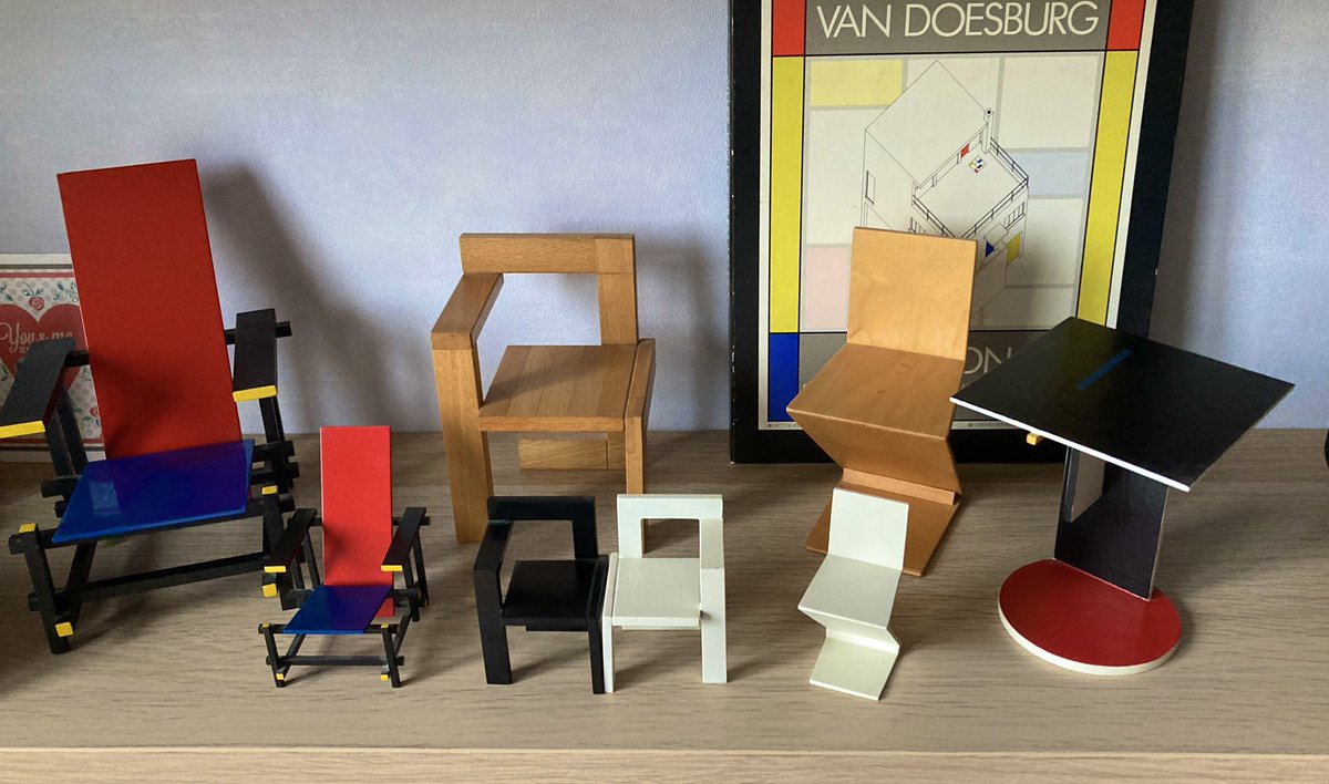Mijn vader was een verwoed hobby-meubelmaker én liefhebber van Rietveld. Naast 1-1 modellen maakte hij voor z’n (klein-)kinderen ook miniaturen, zoals deze op mijn studeerkamer ❤️ <a href="/KeesSchafrat/">Kees Schafrat</a> <a href="/ErikInkoper/">Erik Hoekstra</a> <a href="/bibliofilie/">Bibliofilie</a> <a href="/DeStijlUA/">De Stijl U & A</a> <a href="/rietveldprijs/">Rietveldprijs</a>