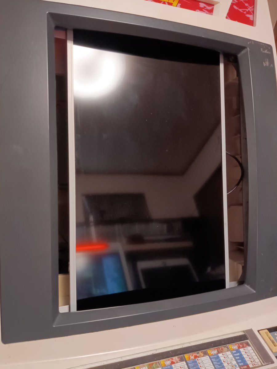 sepia_papagamer's tweet image. ウチの
27インチ業務用モニターで液晶化してある
KONAMIのウインディ筐体♪
試し29インチの液晶テレビをカバーを剥がして入れてみた
エスカッションはギリギリ干渉しないけど画面が切れてしまいました…
#レトロゲーム 
#アーケード筐体
#自宅ゲーセン