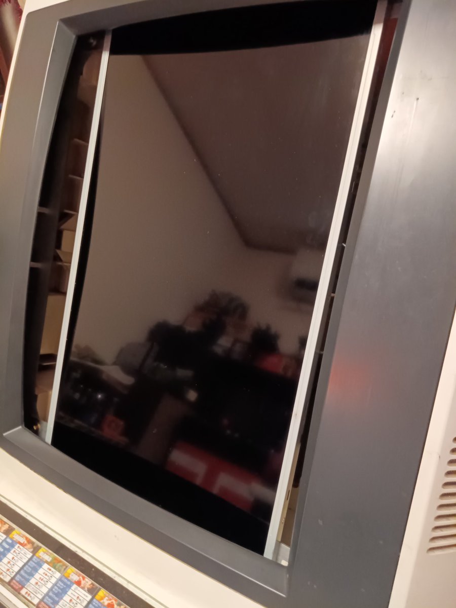 sepia_papagamer's tweet image. ウチの
27インチ業務用モニターで液晶化してある
KONAMIのウインディ筐体♪
試し29インチの液晶テレビをカバーを剥がして入れてみた
エスカッションはギリギリ干渉しないけど画面が切れてしまいました…
#レトロゲーム 
#アーケード筐体
#自宅ゲーセン