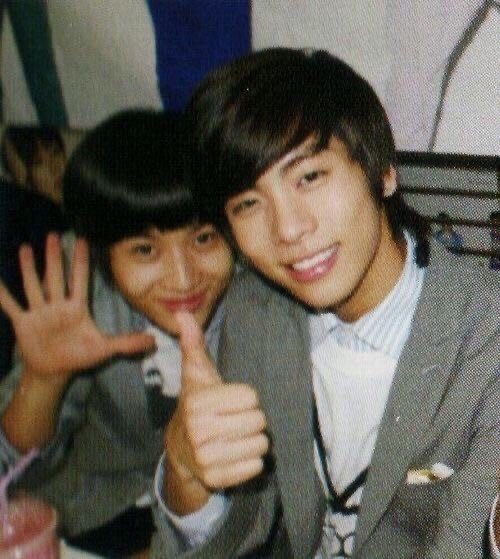 pannchoa's tweet photo. Shinee Taemin shares untold story about Jonghyun walking home barefoot in order to protect him
https://t.co/v2vHvrgXuH https://t.co/7NrQiOS3kW