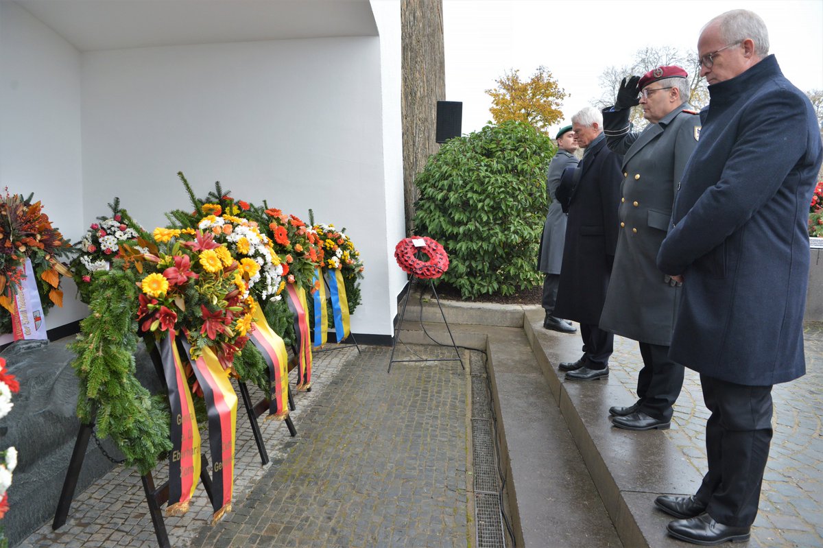 Deutsches_Heer's tweet photo. Auf der Festung Ehrenbreitstein in #Koblenz gedenkt das Deutsche #Heer der Opfer von Krieg, Verfolgung &amp; Gewalt. @Inspekteur_Heer Generalleutnant Alfons Mais legt am Ehrenmal einen Kranz nieder, der an die Toten vergangener Kriege &amp; jene erinnert, die im Dienst ihr Leben ließen. https://t.co/CJRBomsQWh