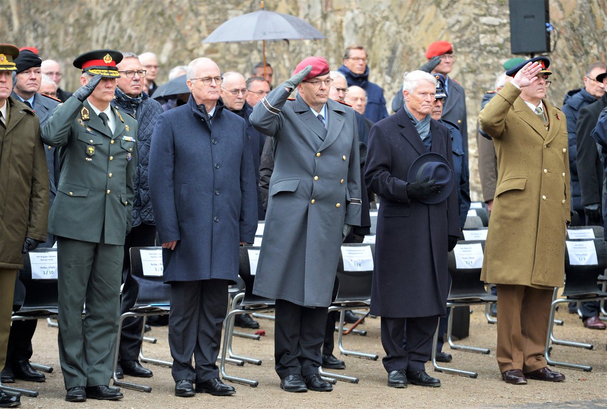Deutsches_Heer's tweet photo. Auf der Festung Ehrenbreitstein in #Koblenz gedenkt das Deutsche #Heer der Opfer von Krieg, Verfolgung &amp; Gewalt. @Inspekteur_Heer Generalleutnant Alfons Mais legt am Ehrenmal einen Kranz nieder, der an die Toten vergangener Kriege &amp; jene erinnert, die im Dienst ihr Leben ließen. https://t.co/CJRBomsQWh