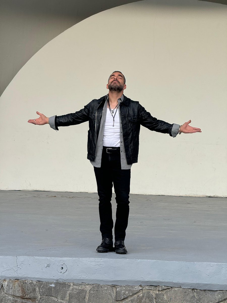 OMARCHAPARRO's tweet image. Chuladas!!!! Feliz de que mañana estreno mi nuevo sencillo #ElIngenuo 

Pre-Sálvenla en link en mi Bio.
A partir del 14 de noviembre estará en todas las plataformas y estrenaremos el video
@FonovisaRecords 
@MauOchmann