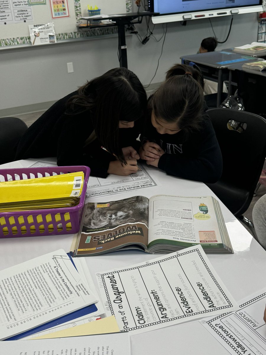 Great job to 3rd Grade Mrs. Lovvorns class! They were working hard in their small groups on analyzing persuasive texts. 👏🏼
