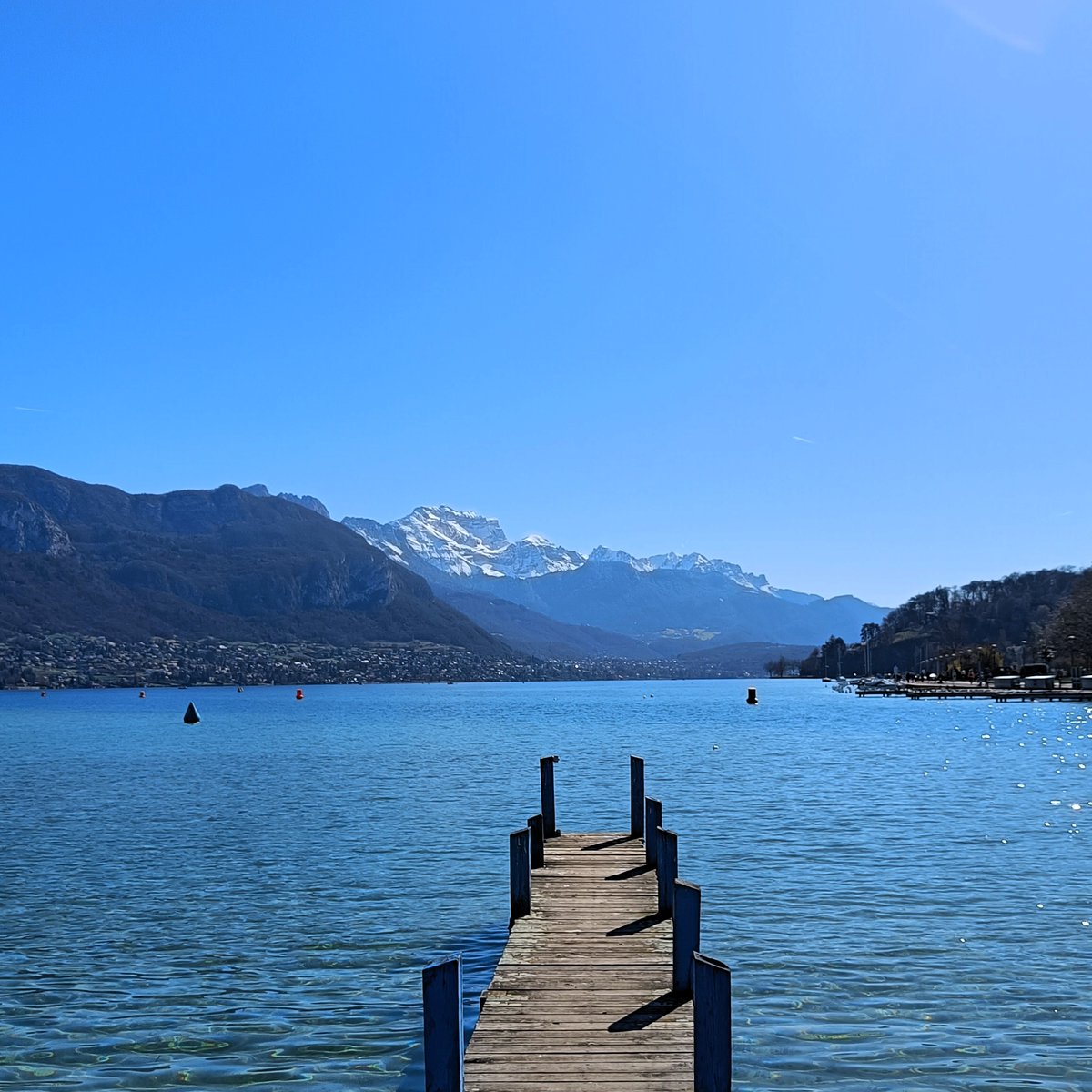 Encore quelques jours avant que la neige n'enveloppe les sommets du lac d'Annecy ! 😍