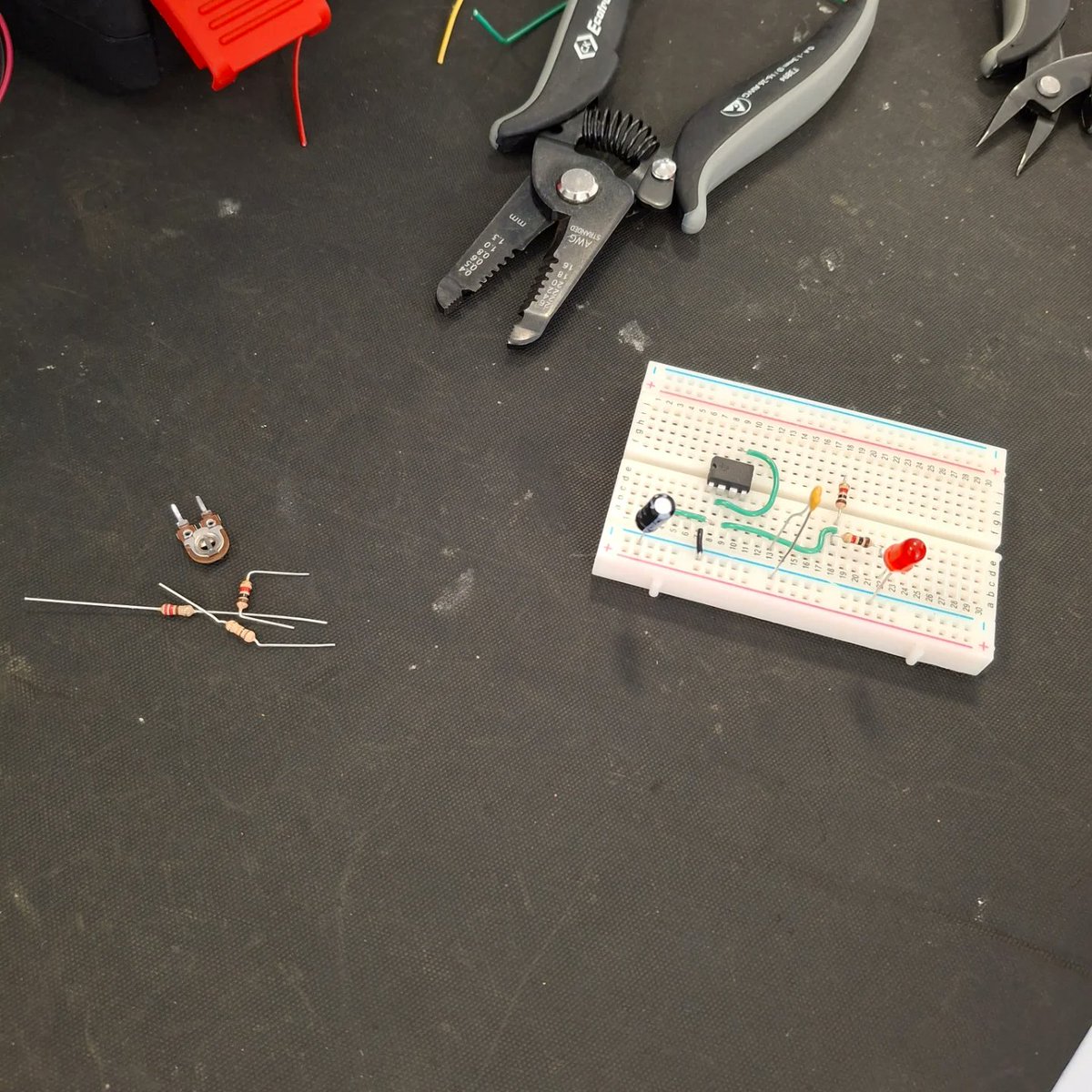 ElectronicsJon's tweet image. #DiamondWednesdayTUOS #Diamondplus students are really getting to grips with accurate prototype board building. More next week @SheffUniEng