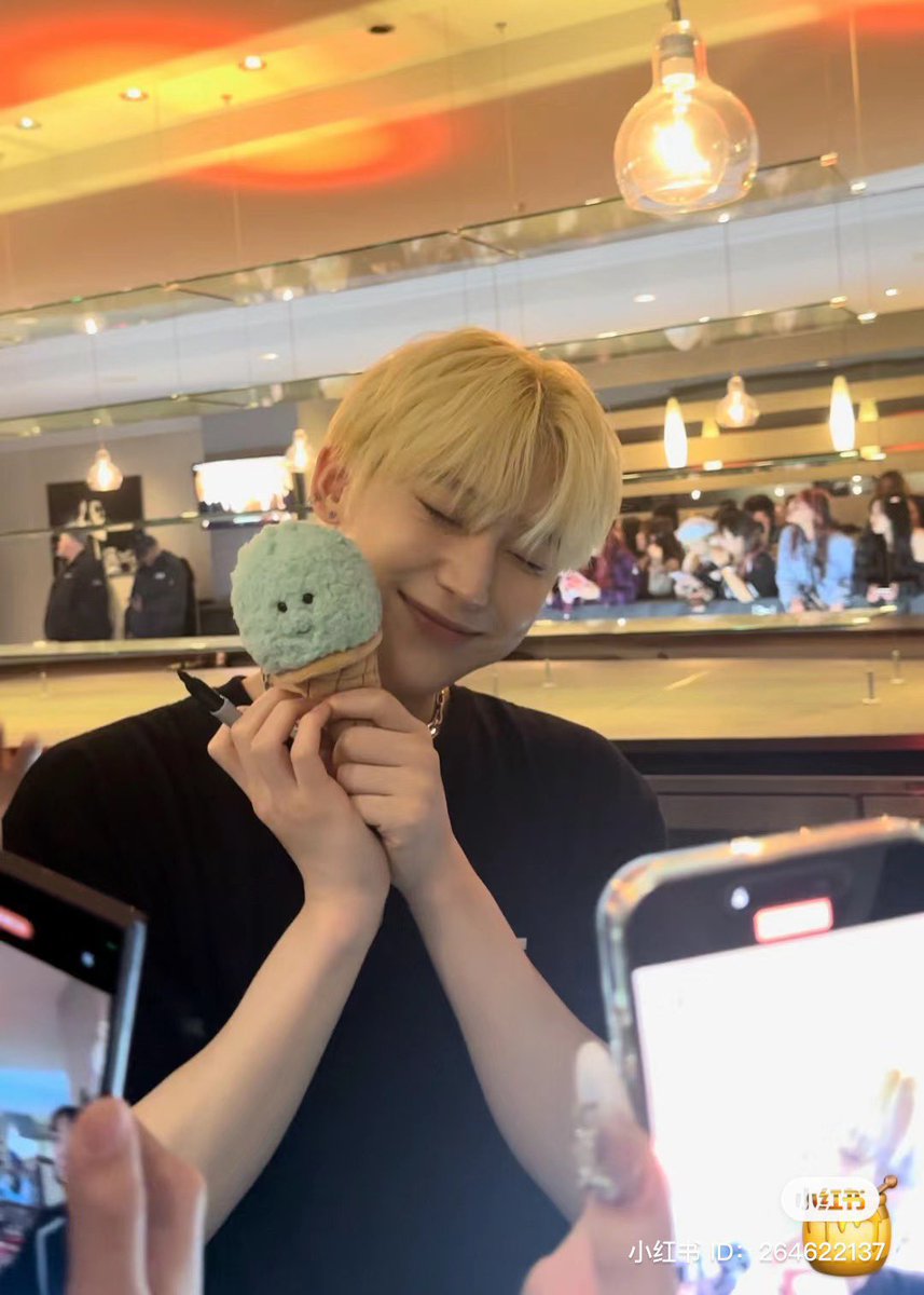 enhacake's tweet photo. may you shine even much brighter than you already do, my sun 💛 https://t.co/Z6pFFITe02