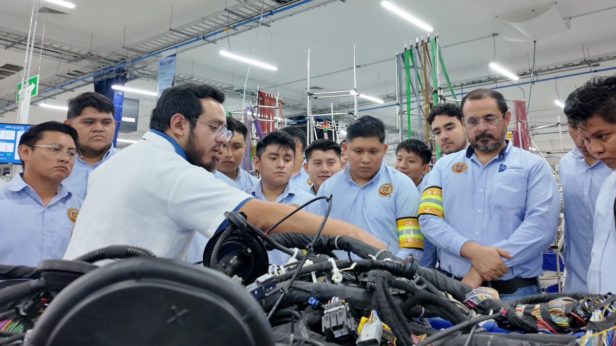 LeoniMexico's tweet photo. ¡Una experiencia de aprendizaje inolvidable! 🎓 Más de 30 estudiantes de Ingeniería Industrial del séptimo semestre de la @TecnmValladolid  visitaron nuestra planta Mérida 1, explorando de cerca nuestros procesos de producción y gestión industrial automotriz. 💼🚀 https://t.co/J96KzlvjUb