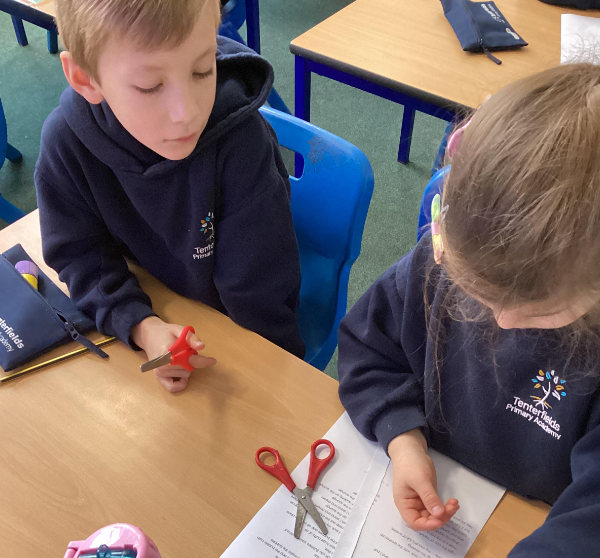 TenterfieldsPA's tweet photo. Our Year 2s have been diving into the poem The Bathroom Fiddler by Michael Rosen! 🎶📚 We've read the poem, now, we're getting inspired to write our own poems about the things we fiddle with and mess with on our desks!✏️🖍️ #IAmCreative #ICanBeCollaborative https://t.co/OIT79LP8FB