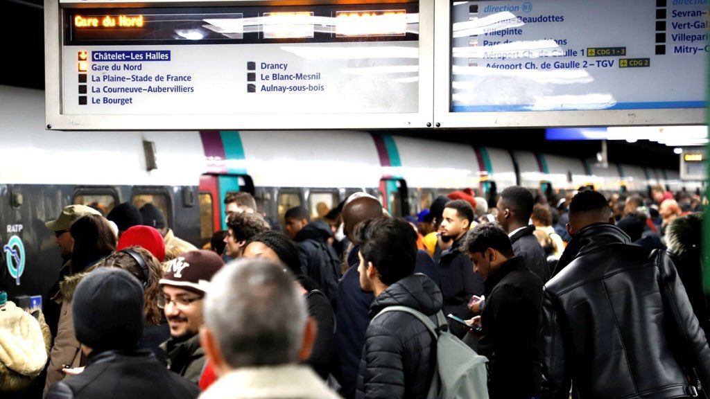 info_Paris_IDF's tweet photo. 🔴 FLASH - #Drancy : Un homme alcoolisé s’est fait sectionner le bras ce mardi, par un train du #RERB.
👉 L’individu se serait également fait #sectionner un petit orteil du pied gauche. Son pronostic vital est engagé. Une enquête est ouverte. (CNEWS) #SeineSaintDenis https://t.co/tsR12goILd