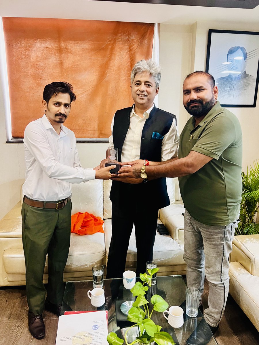CPSinghdeshhit's tweet photo. आज मेरी मुलाकात बड़े भाई मुकेश जी (सुदर्शन न्यूज़ चैनल प्रमुख) से हुई और उन्होंने मुझे समाचार जगत के बारे में मार्गदर्शन दिया। उनके देश को नंबर एक बनाने के विज़न को देखकर मुझे अत्यंत संतोष हुआ। मैं उनका हृदय से आभार व्यक्त करता हूँ कि उन्होंने हमें समाचार जगत में आगे बढ़ने का मार्ग दिखाया। #noidasudarsan