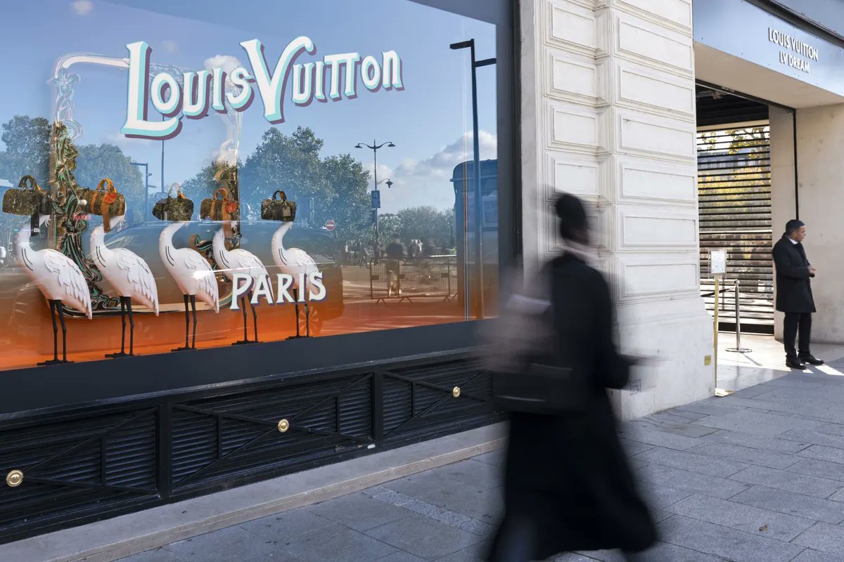 LVMH, Vinci to face biggest hit from France’s planned tax hike bloomberg.com/news/articles/… via <a href="/MeleyChloe/">Chloé Meley</a>