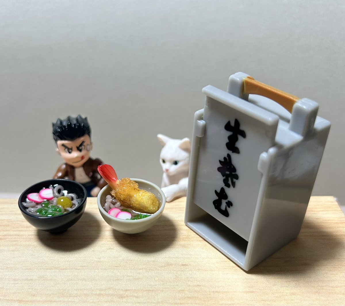 greed_air's tweet photo. Ryo-san ordered delivery from the soba restaurant "Yamaji".
One for himself and one for Fuku-san?
Not for the cat.
(The delivery box is called "Okamochi.")
#Shenmue
#RyoHazuki
#Demae
#Okamochi
#GachaGacha
#Capsuletoys https://t.co/OotuzhX5Ec