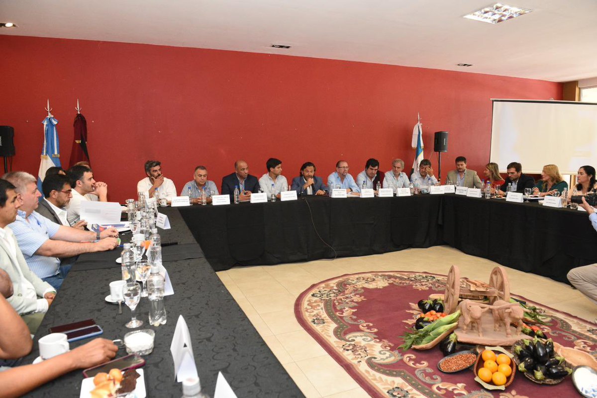 GustavoSaenzOK's tweet photo. Desde el @GobiernoSalta convocamos a intendentes y legisladores del departamento Orán para tratar la planificación de las obras públicas prioritarias y consensuar aspectos vinculados al presupuesto 2025.

Con gestión y federalismo podemos igualar las oportunidades de todos los salteños. Dialogar y escuchar a la gente es fundamental y es lo que estamos haciendo.