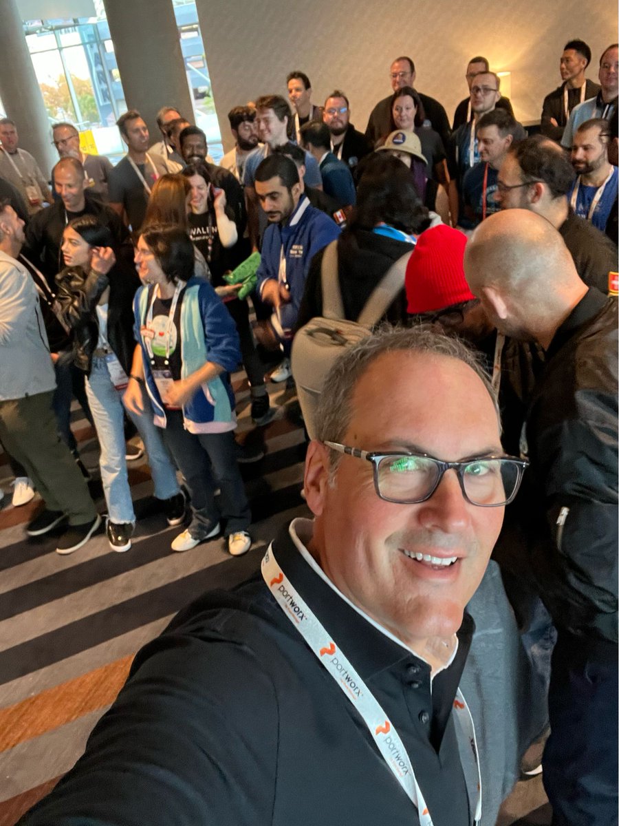 Made it just in time for the @cncfambassadors 📸. I was so excited to get here I jumped out of the 🚿without rinsing the shampoo from my hair. Let’s go #kubecon day 1❗️