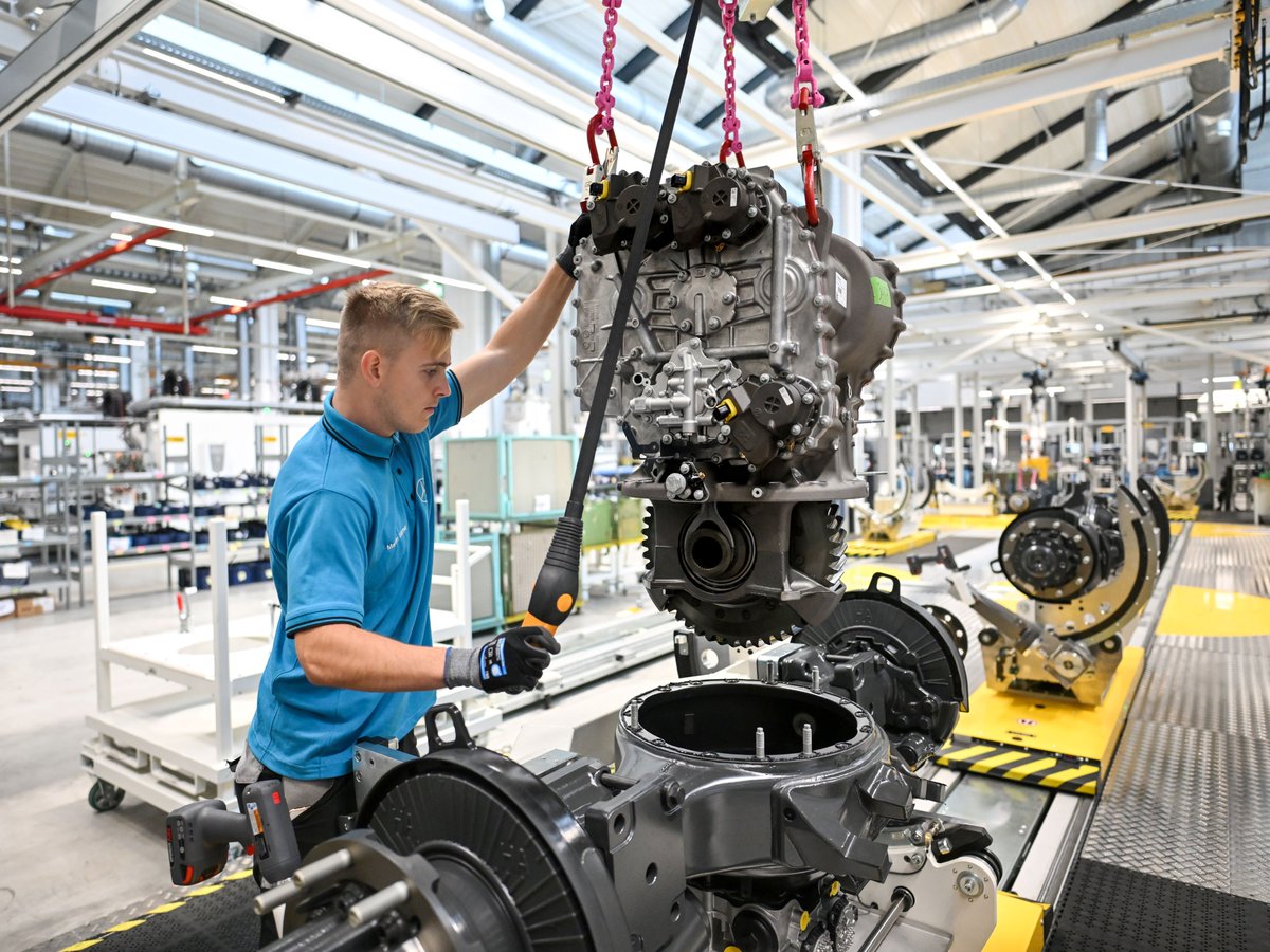 DaimlerTruck's tweet photo. Production for central components of our new #eActros600 at Gaggenau &amp; Kassel plants has started!
🎉🚛🔋

Learn more: https://t.co/8a9D0nHLlZ 

#DaimlerTruck #FutureMoves #MercedesBenzTrucks https://t.co/SRS5YWx9br