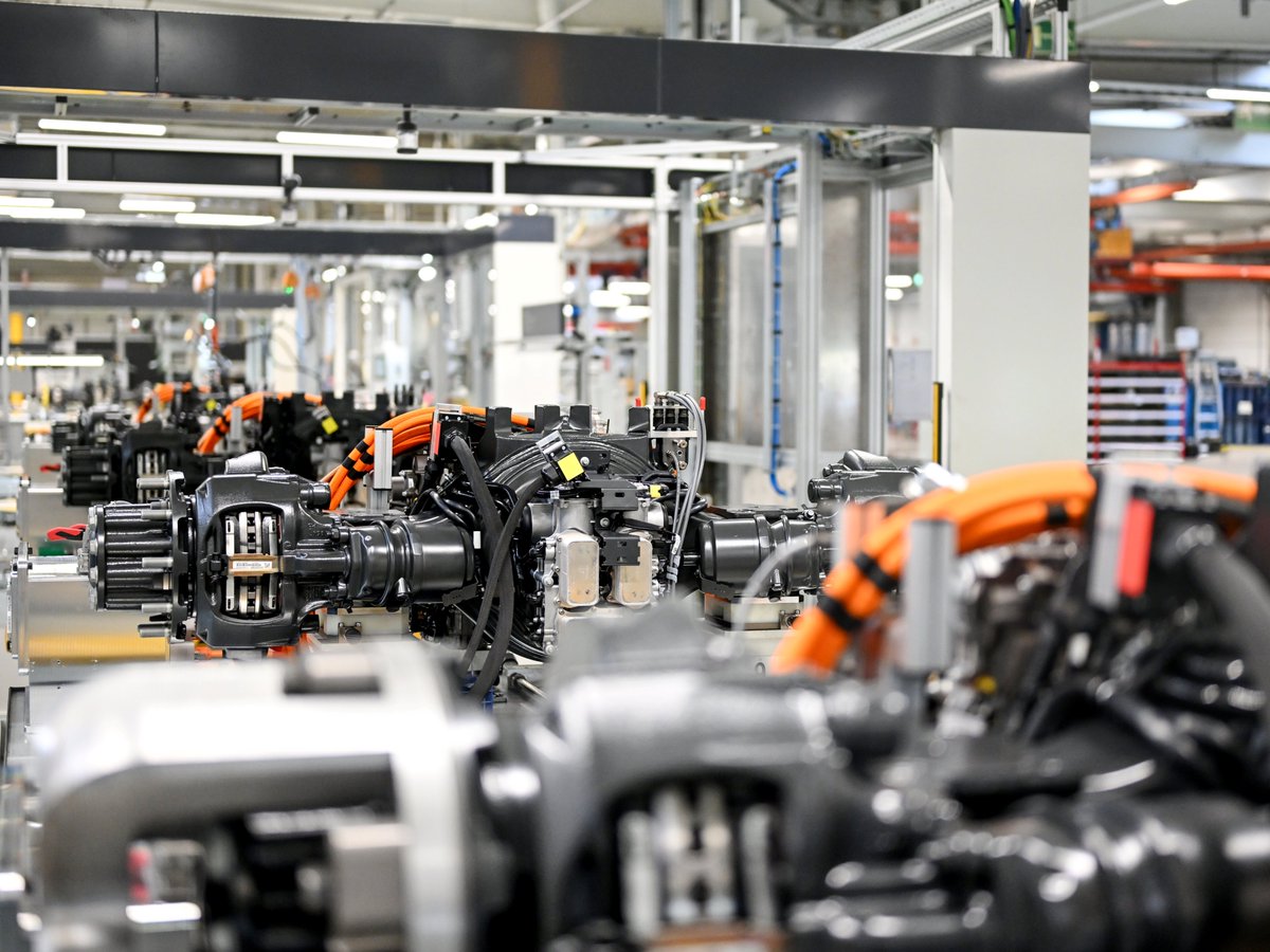 DaimlerTruck's tweet photo. Production for central components of our new #eActros600 at Gaggenau &amp; Kassel plants has started!
🎉🚛🔋

Learn more: https://t.co/8a9D0nHLlZ 

#DaimlerTruck #FutureMoves #MercedesBenzTrucks https://t.co/SRS5YWx9br