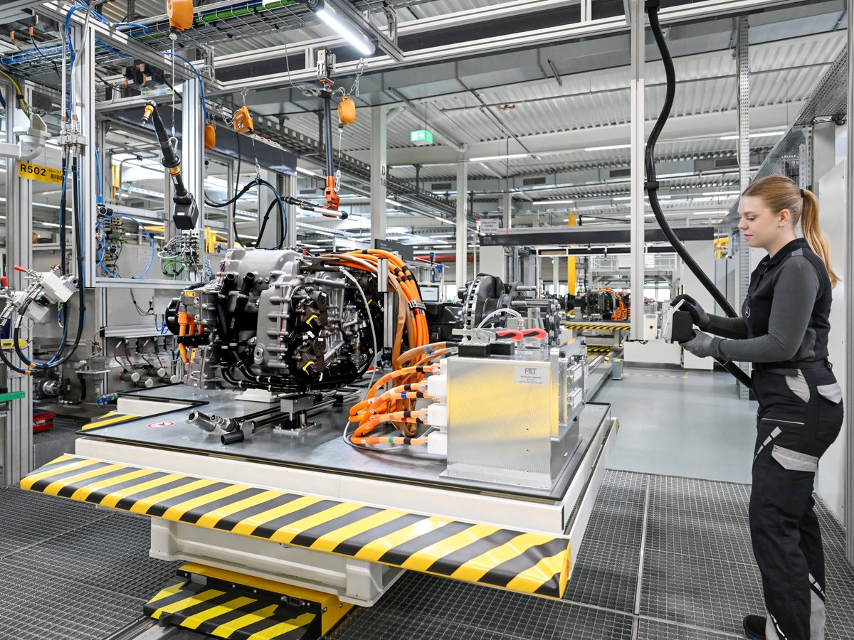 DaimlerTruck's tweet photo. Production for central components of our new #eActros600 at Gaggenau &amp; Kassel plants has started!
🎉🚛🔋

Learn more: https://t.co/8a9D0nHLlZ 

#DaimlerTruck #FutureMoves #MercedesBenzTrucks https://t.co/SRS5YWx9br