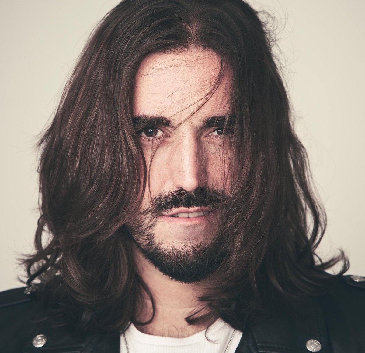 Estuvo hace 10 años.
Siempre está.
Y tengo la suerte de que me acompañe el próximo 25N en un día tan importante.
El talento, la constancia y la generosidad.
Gracias siempre <a href="/andressuareztwi/">Andrés Suárez</a> 
❤️ U.