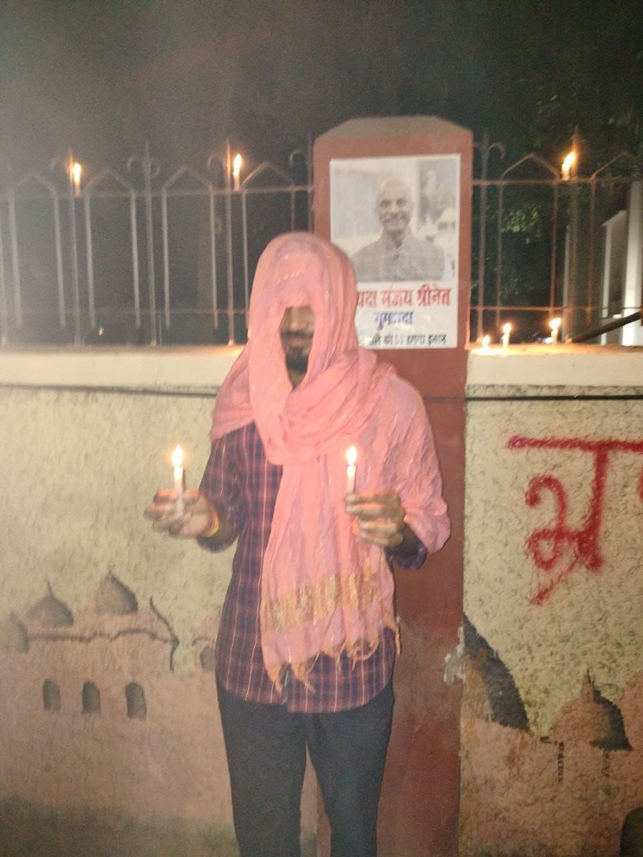 Dwivedi_AUSU's tweet image. ग़ज़ब। ग़ज़ब। ग़ज़ब।

अब भूत स्टाइल मे अपनी मांगों को लेकर लगातार प्रदर्शन कर रहे हैं छात्र।

हाथ में कैंडल,मुह से ढका दुपट्टा,चल नोटिस लेके आजा संजय चच्चा।
आंदोलन के तीसरे दिन आंदोलनरत छात्र एवं छात्राओं ने निकाला पुनः कैंडल मार्च।

#NO_NORMALIZATION
#UPPSC_ROARO_ONESHIFT