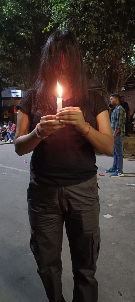 Dwivedi_AUSU's tweet image. ग़ज़ब। ग़ज़ब। ग़ज़ब।

अब भूत स्टाइल मे अपनी मांगों को लेकर लगातार प्रदर्शन कर रहे हैं छात्र।

हाथ में कैंडल,मुह से ढका दुपट्टा,चल नोटिस लेके आजा संजय चच्चा।
आंदोलन के तीसरे दिन आंदोलनरत छात्र एवं छात्राओं ने निकाला पुनः कैंडल मार्च।

#NO_NORMALIZATION
#UPPSC_ROARO_ONESHIFT