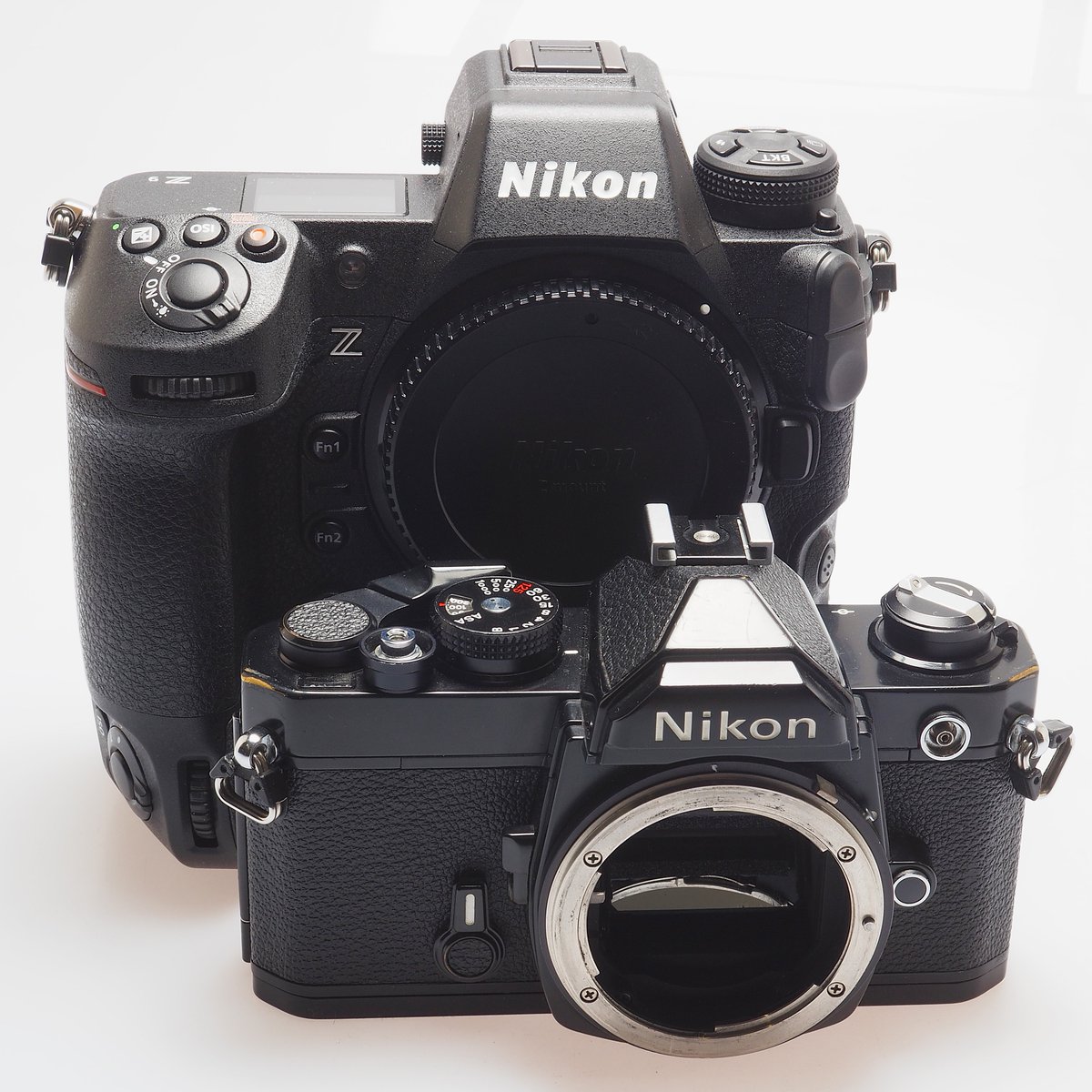 Ffordesphoto's tweet photo. The Nikon Z9 next to the Nikon FM, its big.
#nikonz9 #nikonfm #nikon #usedcameras #secondhandcameras https://t.co/7o39Hr3oLt