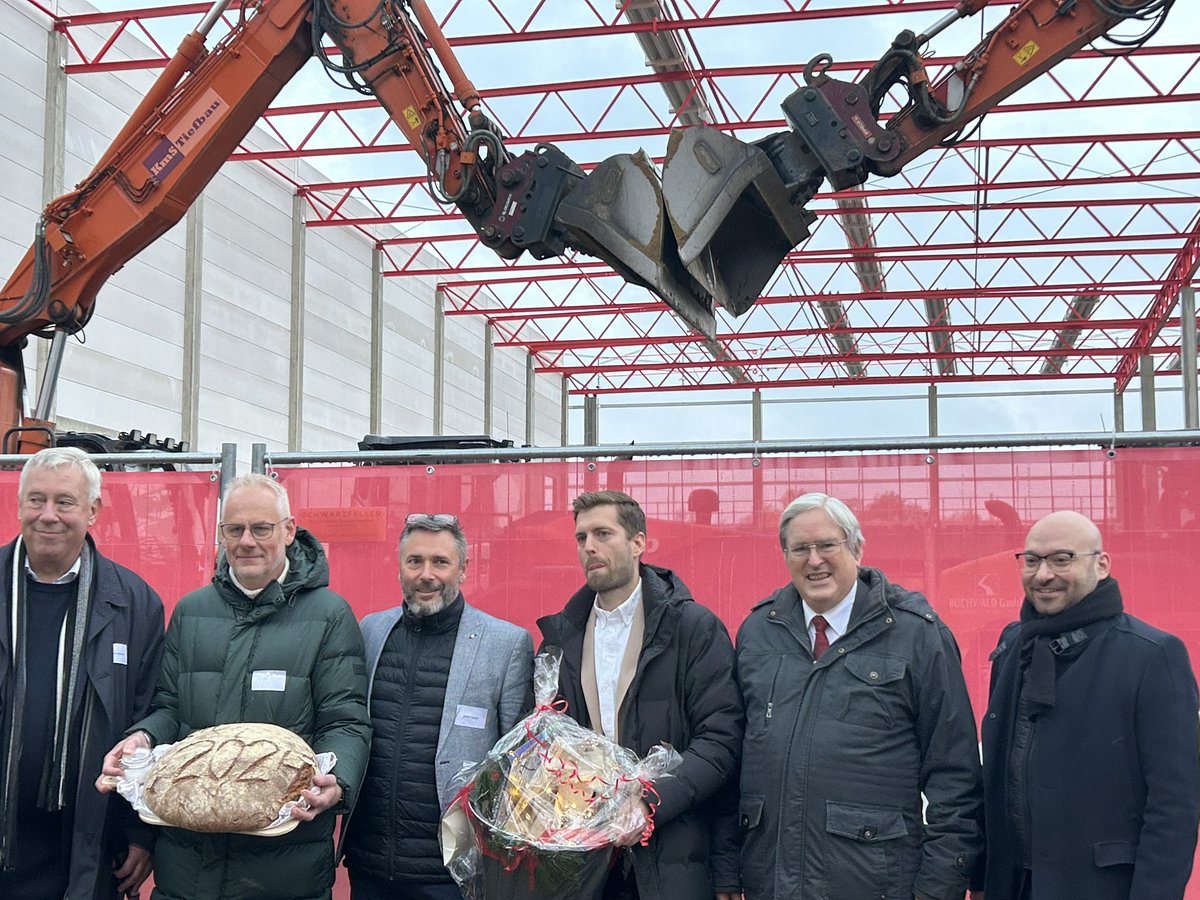 joergstb's tweet photo. #Richtfest für die Halle B des innovativen Logistikzentrums #Log_Plaza in #Frankfurt_Oder, wichtiger Baustein für den Logistikstandort #Metropolregion im Herzen des #Euro_transnetzes. Mehr Lagerkapazitäten u. a. für Produkte der #E_Mobilität. Glückwunsch an #Alcaro Invest! https://t.co/aH9ajzwfUo
