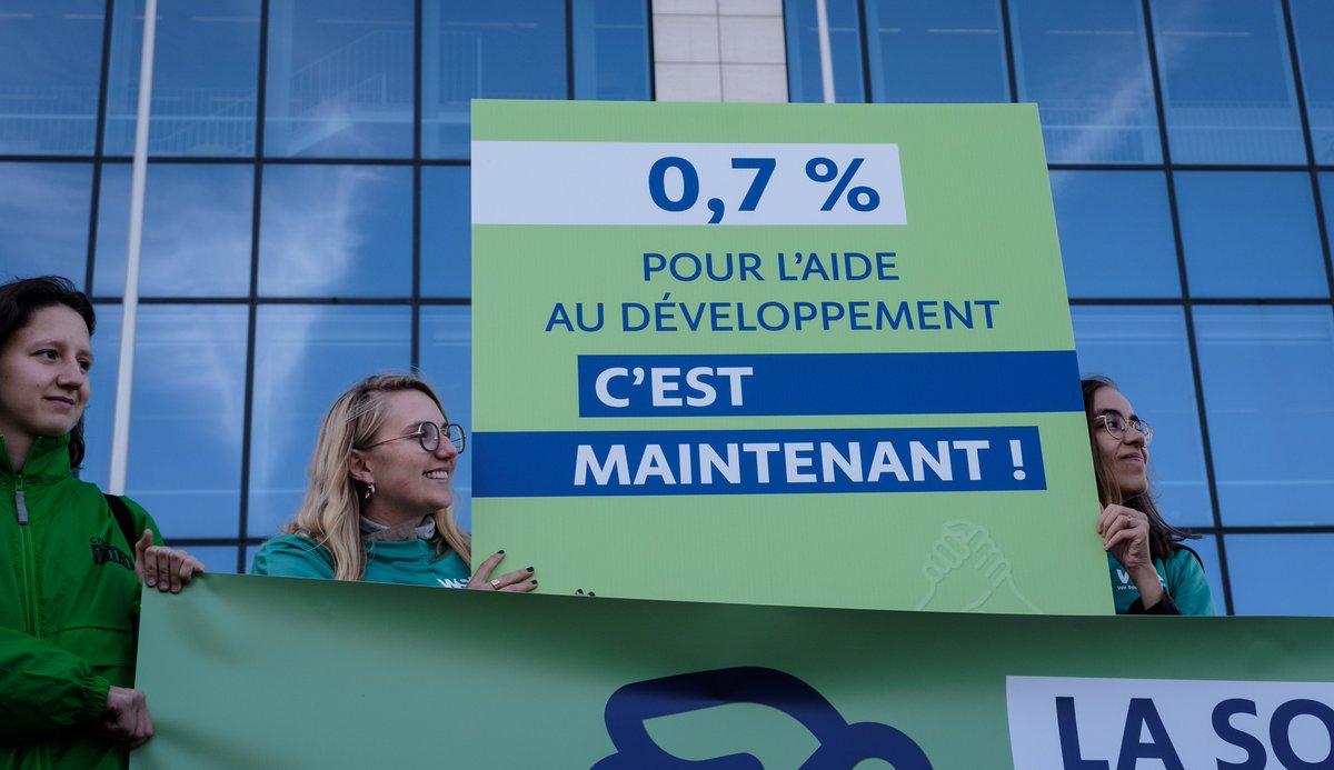 Ce matin, le secteur de la #CoopérationAuDéveloppement se mobilise pour rappeler au futur gouvernement que des coupes budgétaires, comme celles envisagées par les partis de l’Arizona, seraient irresponsables.

Rejoignez-nous à 11h à la Tour des Finances!
▶️lalibre.be/dernieres-depe…