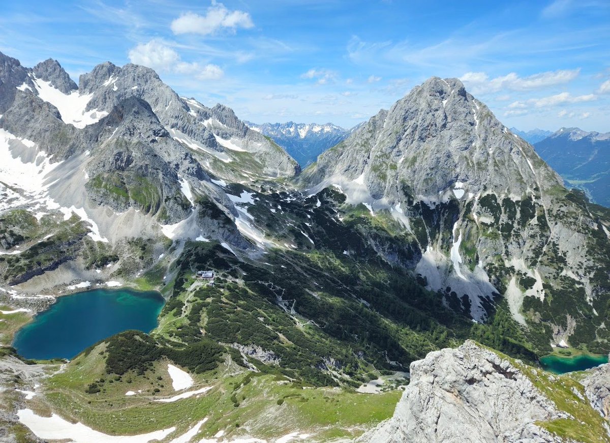 An incredibly beautiful mountain lake in the Austrian Alps 🏞️