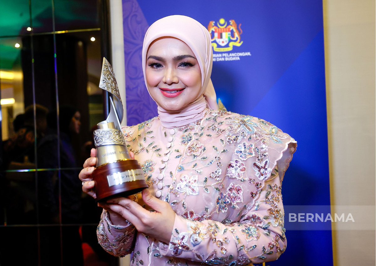 bernamadotcom's tweet photo. Penyanyi nombor satu negara Datuk Seri Siti Nurhaliza diiktiraf sebagai penerima Anugerah Biduan Negara 2024 pada Anugerah Seni Negara malam ini (13 Nov).

Beliau yang berpengalaman hampir 30 tahun dalam bidang seni suara ini menganggap anugerah itu sebagai antara pengiktirafan terbesar dalam kerjaya seninya dan menyifatkan anugerah yang diterimanya itu mewakili semua anak seni yang lain.  

Beliau beriltizam mahu melakukan yang terbaik untuk membawa seni negara di peringkat lebih baik pada masa akan datang. 

Pada majlis itu juga, Datuk Mohd Nor Khalid (Lat) dinobatkan sebagai Seniman Negara 2024.

Beliau berharap anugerah yang diterimanya pada hari ini menjadi dorongan kepada generasi masa ini yang menceburkan diri dalam bidang seni visual. 

Beliau turut menzahirkan rasa syukur kerana mendapat sokongan daripada semua pihak termasuk kerajaan yang mengiktiraf jasa dan sumbangan anak seni. 

Telah berkecimpung selama 60 tahun dalam dunia kartun, Lat mendapat pelbagai pengiktirafan dan gelaran antaranya adalah Tokoh Warisan Orang Hidup, Ikon Budaya, Seniman Diraja Perak, Wira Budaya, Anak Malaysia, dan Seniman Rakyat. 

Sementara itu, lima pengiat seni tanah air menerima Anugerah Karyawan Seni iaitu Datuk Mokhzani Ismail bagi kategori Karyawan Seni Muzik; Zakaria Ariffin (Karyawan Seni Lakon/Pementasan); Wong Kit Yaw (Karyawan Seni Tari); Bangie Anak Embol (Karyawan Seni Kraf Tangan) dan Wong Hoy Cheong (Karyawan Seni Visual).

📸 Zulaikha Zainuzman/BERNAMA

#BernamaNews 
#BernamaImages