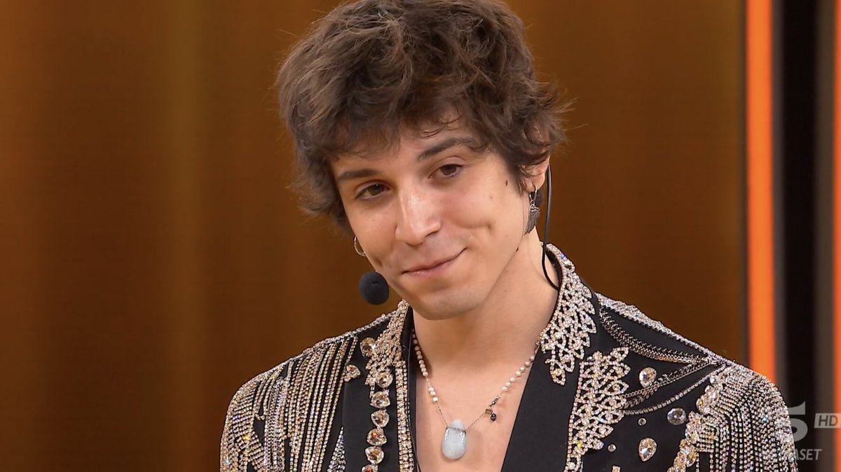Luisadipuorto1's tweet photo. La lista dei bastardoni che smerdano il pelato e la produzione si allarga #amici24 https://t.co/LHDi0jhQwX