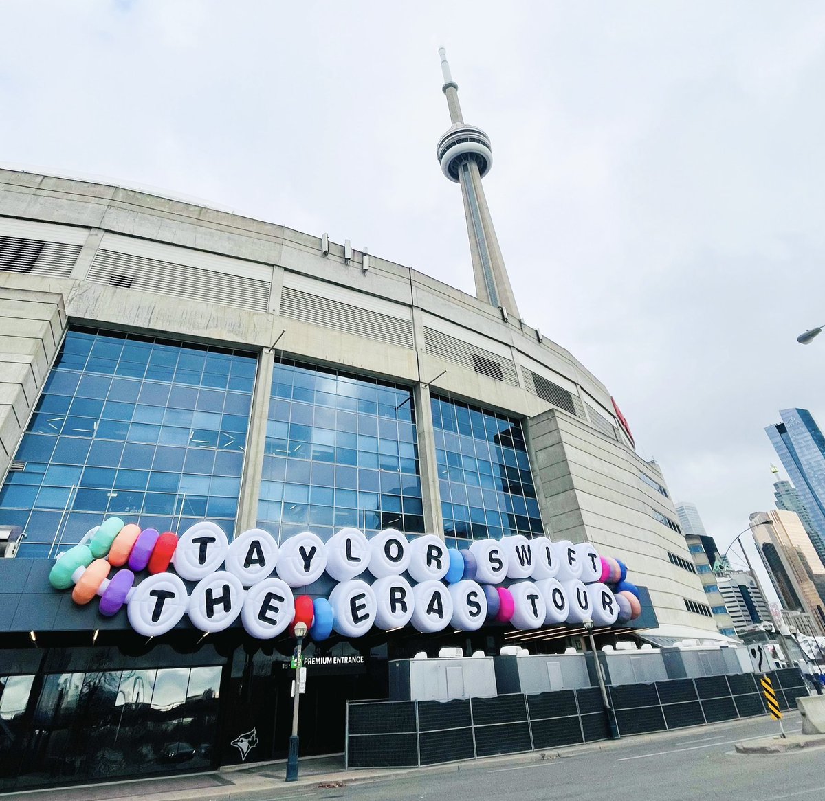 MayChz2018's tweet photo. The #ErasTour giant bracelet is here. #Toronto is ready! Enjoy and stay safe #swifties! #TaylorSwift #RogersCentre https://t.co/sJqEIjXlj8