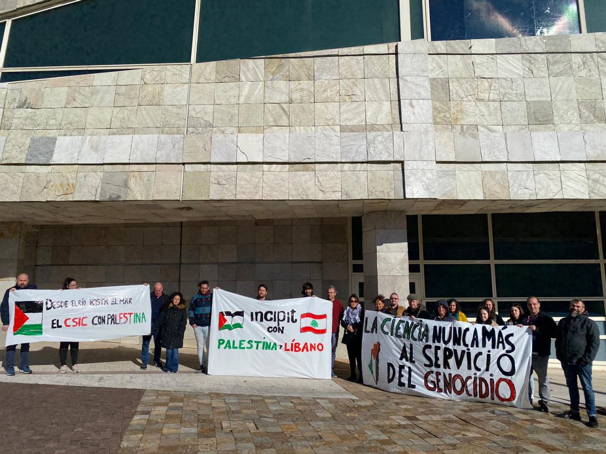 Concentración en el Incipit, Santiago de Compostela, con nueva pancarta. Solidaridad con Palestina y Líbano!!! 🔥🔥🔥