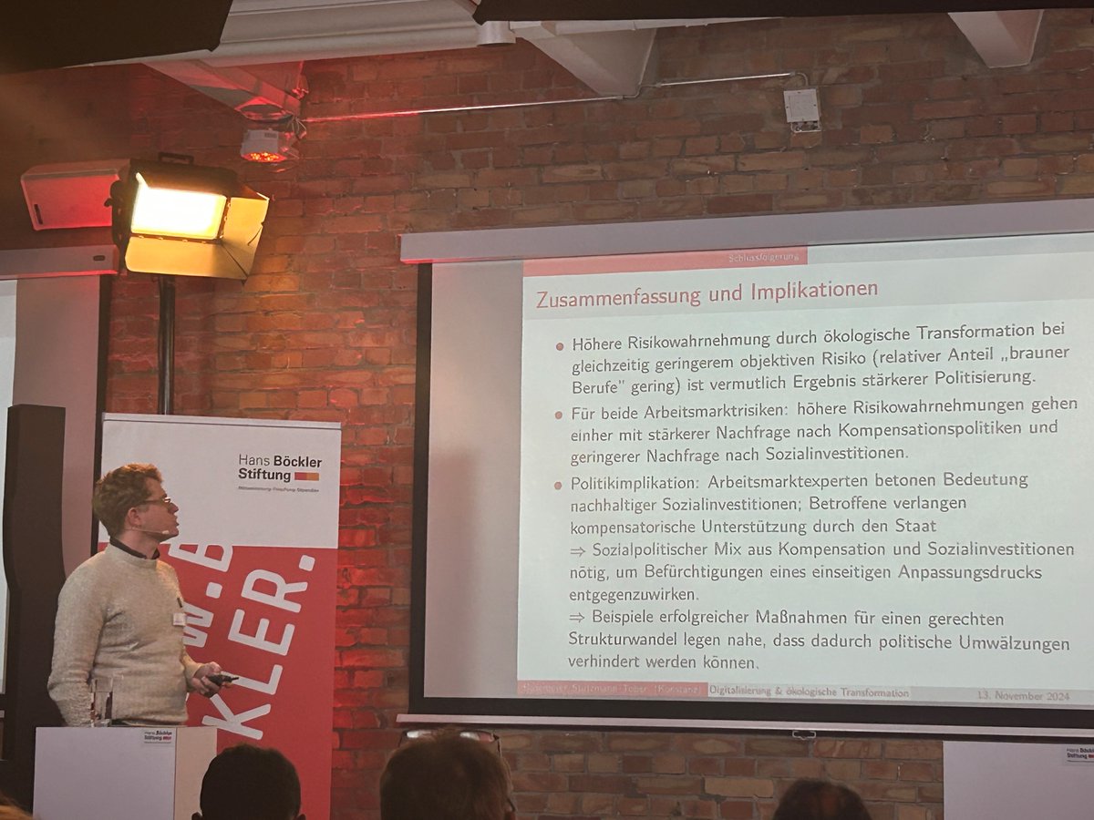 Tobias Tober <a href="/EXCInequality/">Politics of Inequality</a> #wsihf2024 Höhere Risikowahrnehmungen gehen einher mit stärkerer Nachfrage nach staatl Kompensationen + weniger Nachfrage nach Sozialinvestitionen ➡️ Sozialpolit Mix aus Kompensationen + Sozialinvestitionen nötig, um Befürchtungen entgegenzuwirken