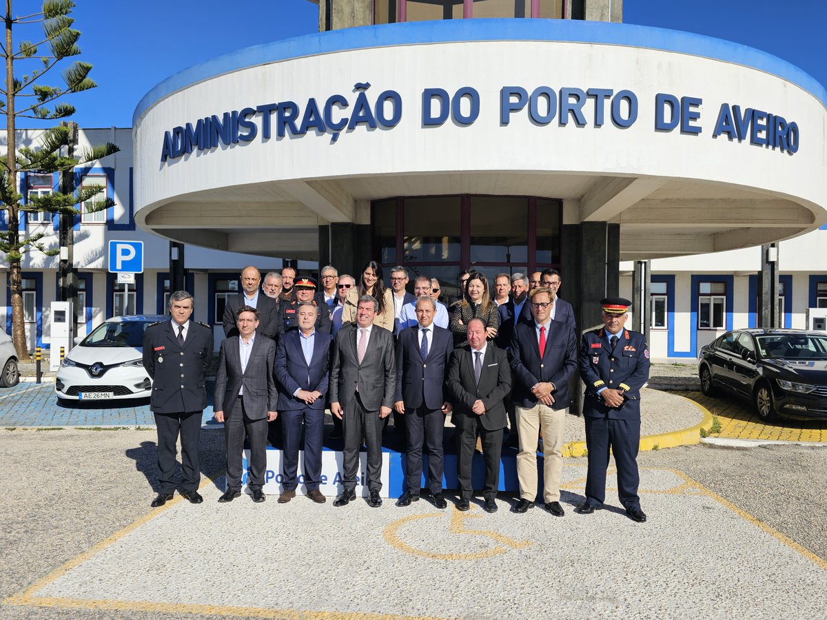 portodeaveiro's tweet photo. 📢 A Administração do Porto de Aveiro (APA), o Município de Ílhavo, as empresas do Terminal de Granéis Líquidos e os BV de Ílhavo assinaram um protocolo de cooperação para Aquisição de Veículo Especial de Combate a Incêndios no Porto de Aveiro.

👉https://t.co/Nxoo44e67m https://t.co/HYJHoxdTlI