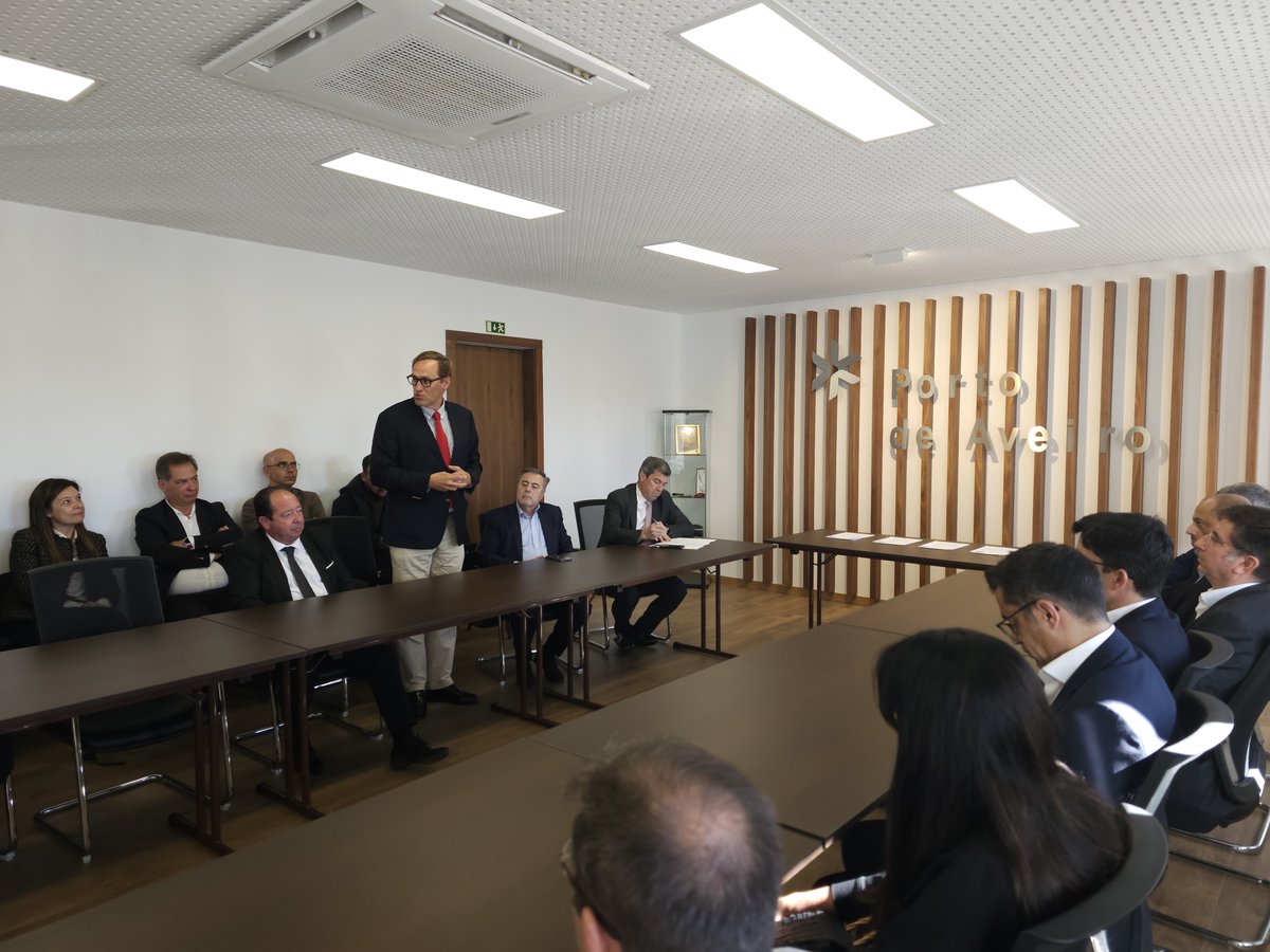 portodeaveiro's tweet photo. 📢 A Administração do Porto de Aveiro (APA), o Município de Ílhavo, as empresas do Terminal de Granéis Líquidos e os BV de Ílhavo assinaram um protocolo de cooperação para Aquisição de Veículo Especial de Combate a Incêndios no Porto de Aveiro.

👉https://t.co/Nxoo44e67m https://t.co/HYJHoxdTlI