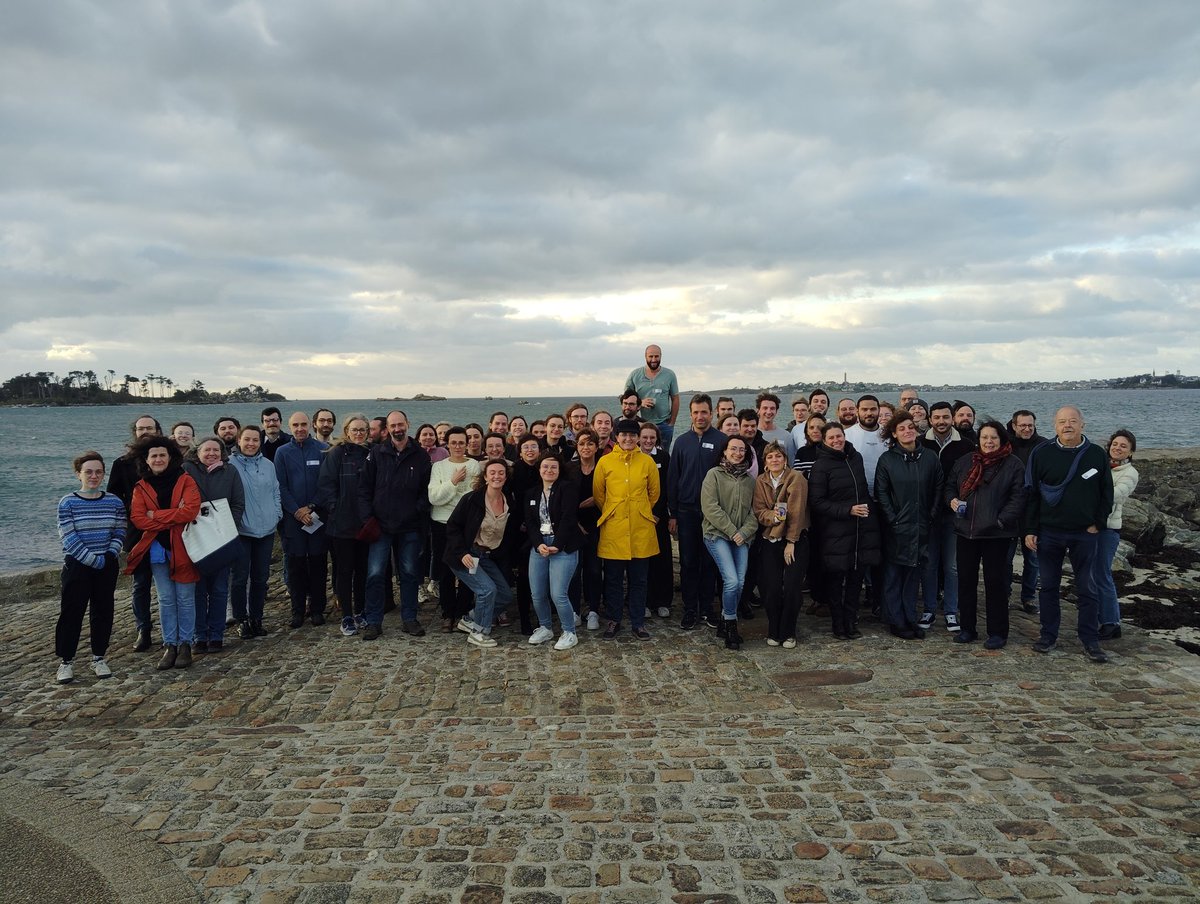 Les participantes et participants de #JSPF2024 devant la <a href="/SBRoscoff/">Station Biologique de Roscoff</a> !