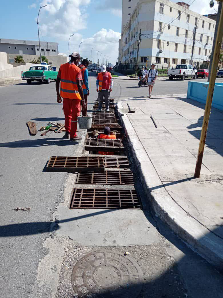 <a href="/INRHCuba/">Instituto Nacional de Recursos Hidráulicos</a> Brigadas de la Base de Saneamiento Oeste realizan limpieza de tragantes en la zona de la tribuna Antiimperialista , #FuerzaCuba seguimos en la recuperación.