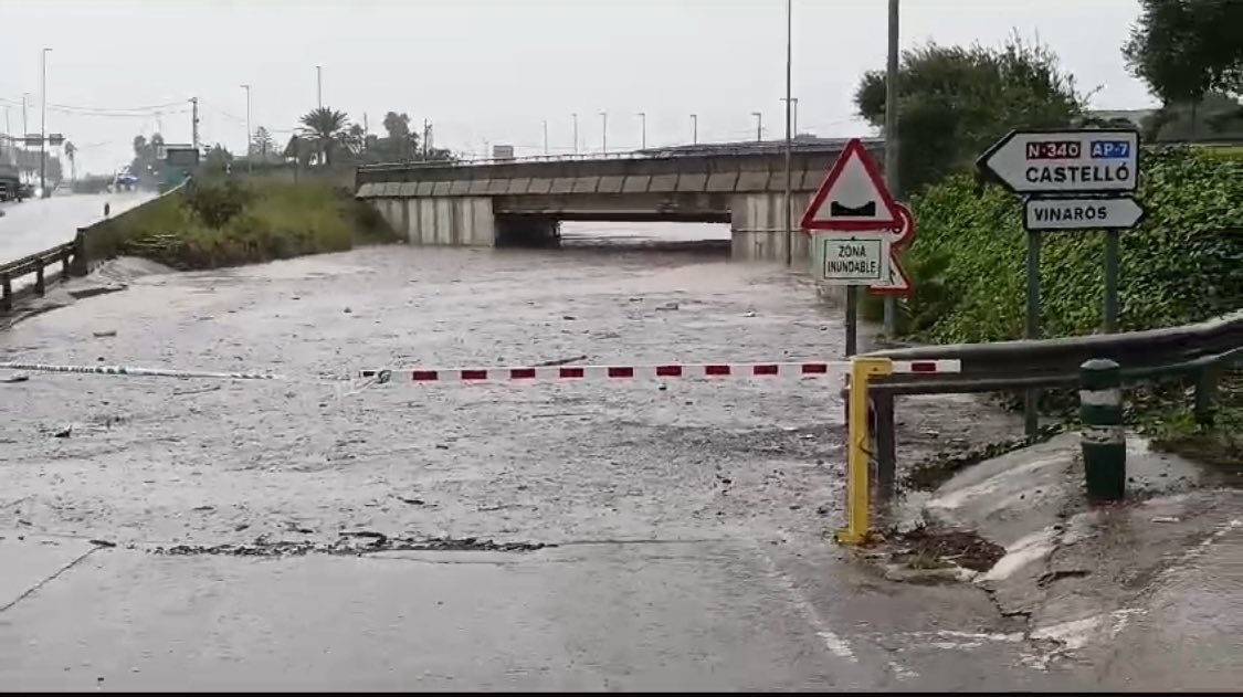 Este pont del camí Sant Gregori és perfectament prescindible i eliminaria un punt negre habitual si es reompli i asfalta i es queda com als anys 80, quan es creuava l’antiga N340 a nivell #DANA #benicarló