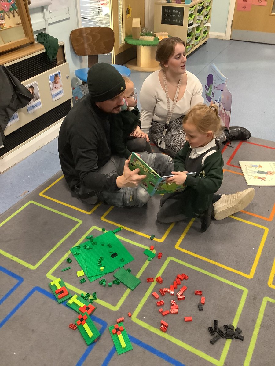 EYFS have loved our stay and play with grown ups around the theme “Remembrance”. The children loved welcoming our parents and carers into school to share this special workshop. Thank you to all parents/carers for your support and joining us today❤️