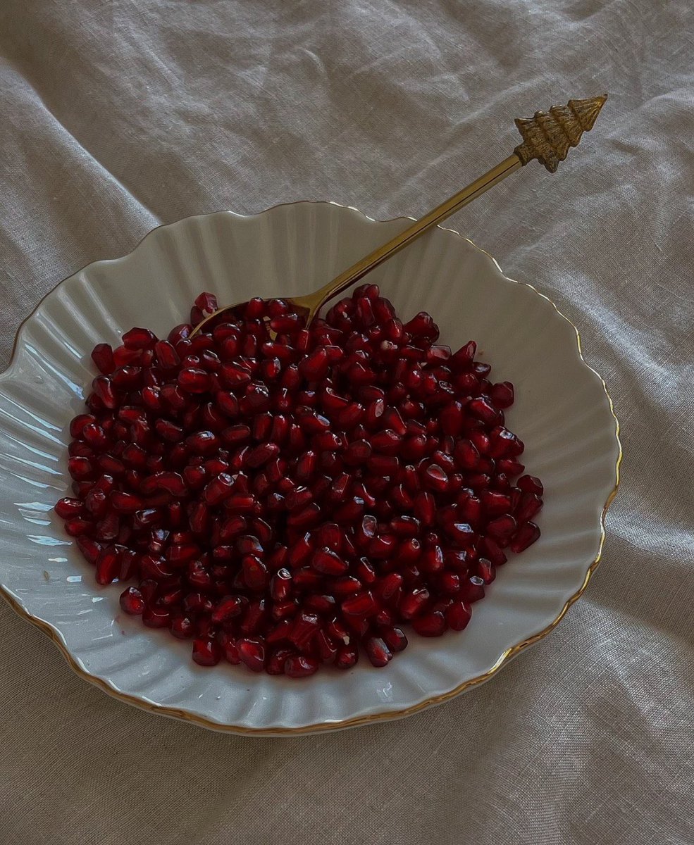 nar tanelerini teker teker kabuğuna yerleştiren Allah’ım,
beni de hangi gönüle yerleştireceği bilir..