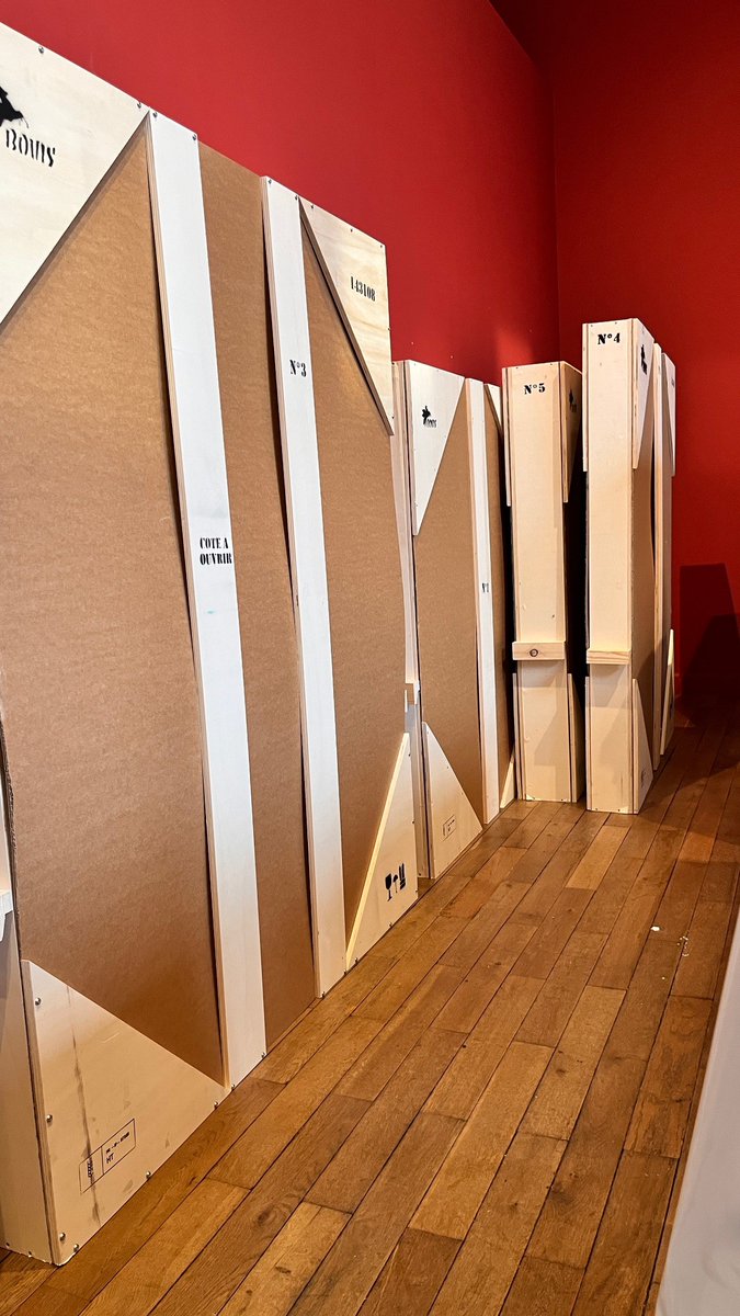 Musée de la Vie romantique (@mvrparis) on Twitter photo DANS LES COULISSES
C'est l'heure du départ pour le portait de la princesse de Joinville, l’un des plus grands formats du musée. Porté dans l’escalier, il a traversé la cour pour être installé dans son caisson au fond duquel il est fixé pour supporter le voyage jusqu’aux réserves. DANS LES COULISSES
C'est l'heure du départ pour le portait de la princesse de Joinville, l’un des plus grands formats du musée. Porté dans l’escalier, il a traversé la cour pour être installé dans son caisson au fond duquel il est fixé pour supporter le voyage jusqu’aux réserves.