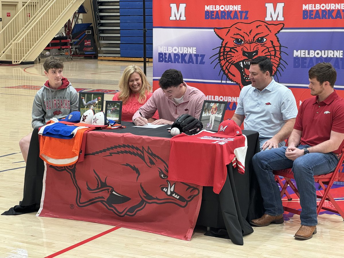 charlesmccary's tweet photo. The school turned out to see Melbourne All-State pitcher Grant Wren signs his commitment papers to join @RazorbackBSB 

They even did the call of the hogs! 

Hear more from the big right hander tonight at six. https://t.co/hDx49gpubA