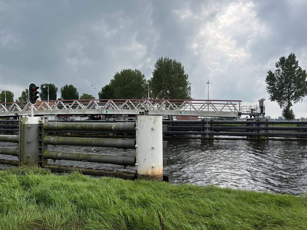 RWS_NN's tweet photo. Brug #Stroobos is momenteel gestremd voor alle wegverkeer. Geplande onderhoudswerkzaamheden lopen helaas uit. Er wordt gewerkt aan een oplossing, maar het is onduidelijk hoe lang de stremming duurt. Verkeer kan omrijden via brug #Blauwverlaat of brug #Eibersburen #HLD https://t.co/nn2vKSd0zt