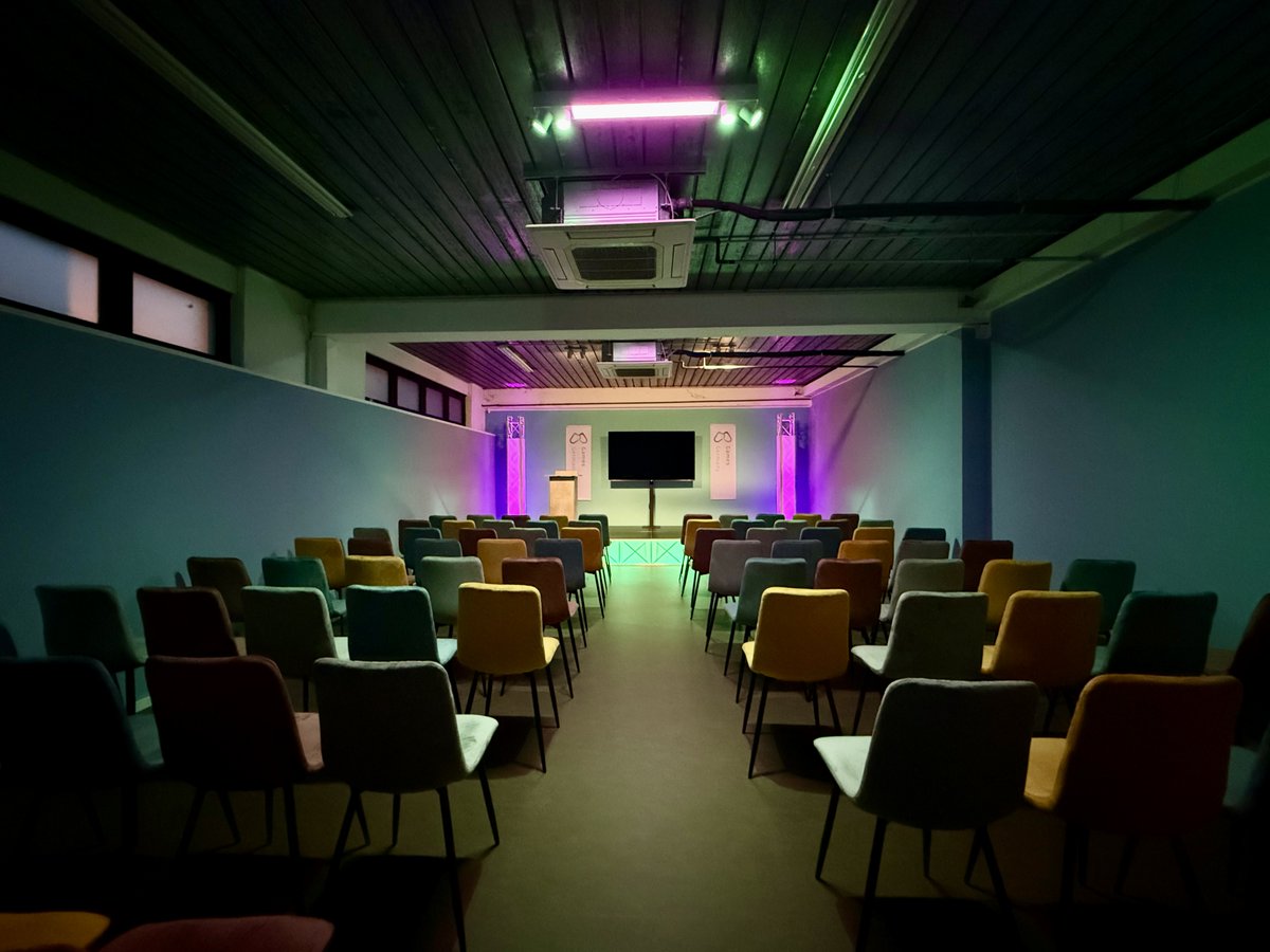 Unser GGG-Raum ist fertig. Ne Menge Plätze und wir sind ausgebucht! 😃 Wir freuen uns auf morgen auf das erste #GamesGatheringGermany mit Vorträgen von <a href="/AssembleTeam/">Assemble Entertainment 🎮</a> und <a href="/GentleTroll/">Gentle Troll</a>! gamesgatheringgermany.com