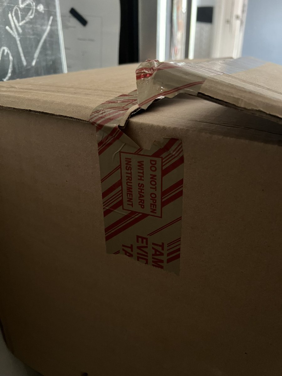 peaceandlovnyc's tweet photo. People be careful when ordering from @adidas @adidasUS. I order some sneakers the box came damage and the tape was defective called them 8 times about my order of $86 for 3mths. They said it’s my lose no replacement or refund. Billion $ company robbing people  #sneakers #thieves https://t.co/QZg01ukBnK