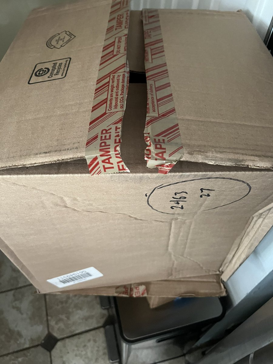 peaceandlovnyc's tweet photo. People be careful when ordering from @adidas @adidasUS. I order some sneakers the box came damage and the tape was defective called them 8 times about my order of $86 for 3mths. They said it’s my lose no replacement or refund. Billion $ company robbing people  #sneakers #thieves https://t.co/QZg01ukBnK